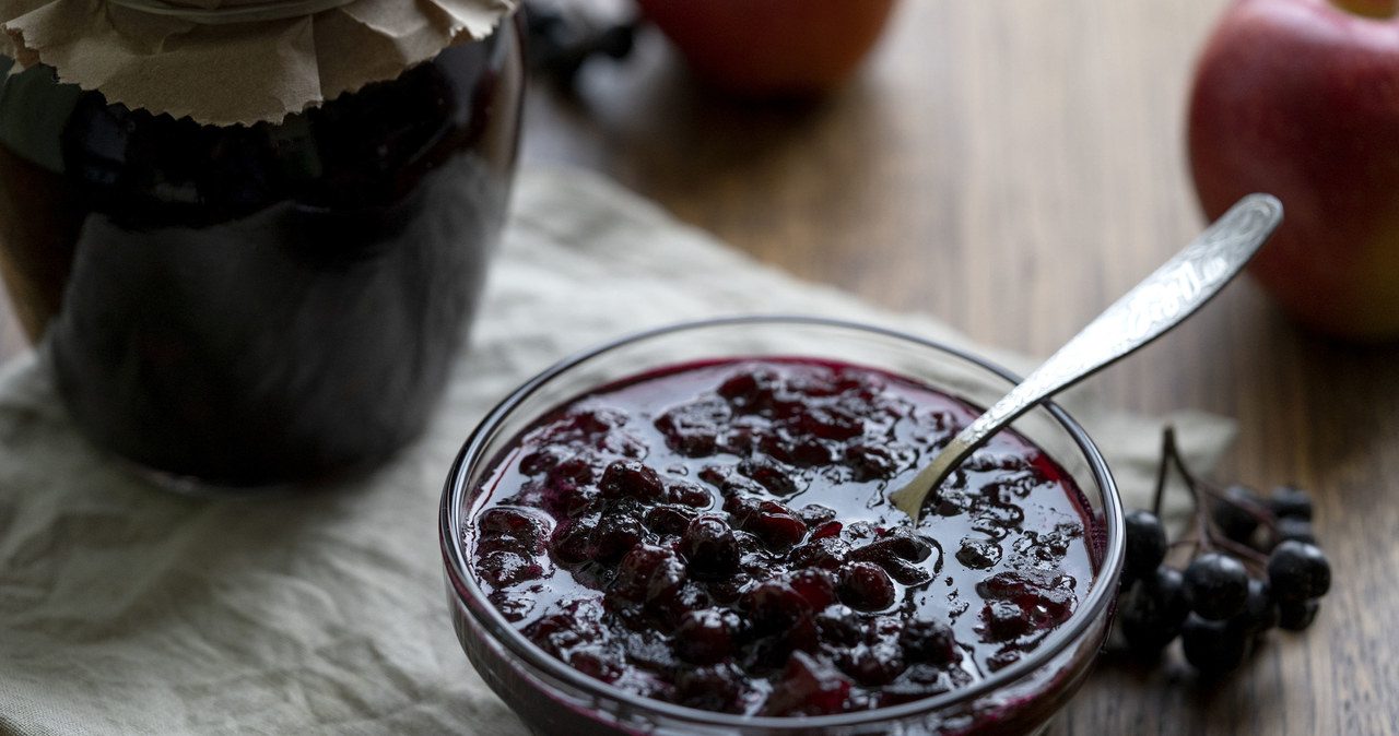 Aronia reguluje ciśnienie i poprawia funkcje siatkówki /123RF/PICSEL