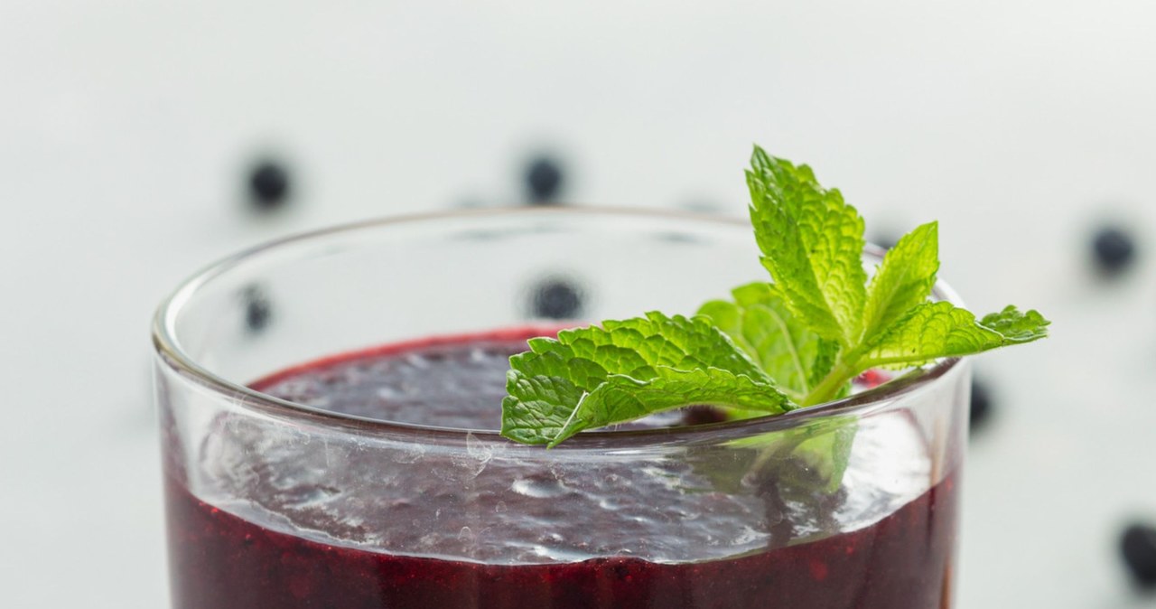 Aronia świetnie sprawdzi się do orzeźwiających, letnich koktajli /kucherav /123RF/PICSEL