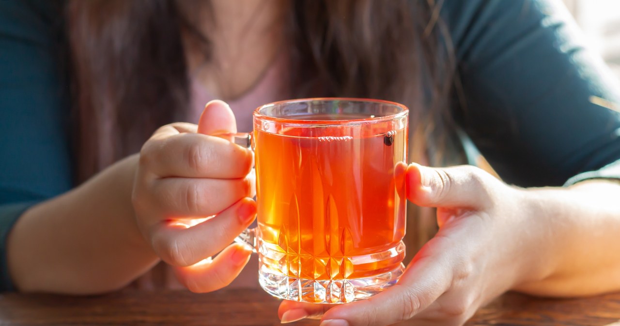 Aronia w duecie z miętą działa jak naturalny filtr dla skóry. Poprawia też koloryt, łagodzi podrażnienia i wspiera detoksykację /123RF/PICSEL