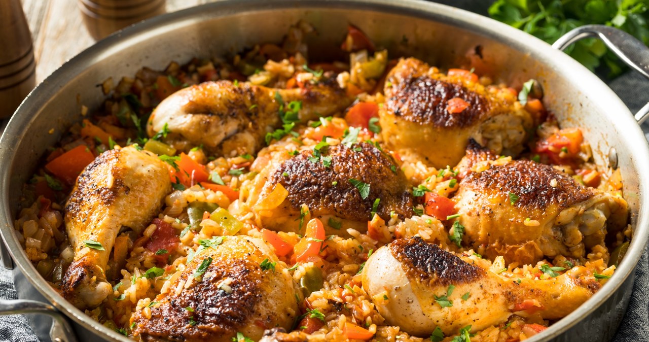 Arroz con pollo to danie, które już po jednym kęsie przeniesie do gorącej Hiszpanii /bhofack2 /123RF/PICSEL