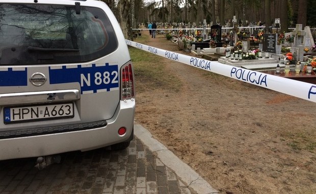 Arsenał broni ukryty w grobie. Saperzy w akcji na cmentarzu w Siedlcach