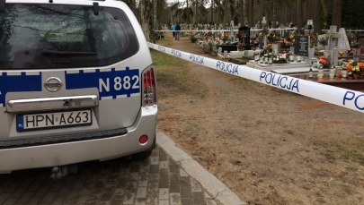 Arsenał broni ukryty w grobie. Saperzy w akcji na cmentarzu w Siedlcach