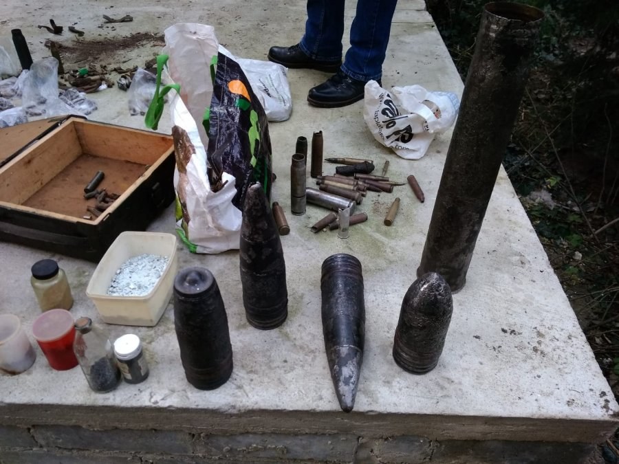 Arsenał znaleziony na posesji 20-latka /policja.pl /