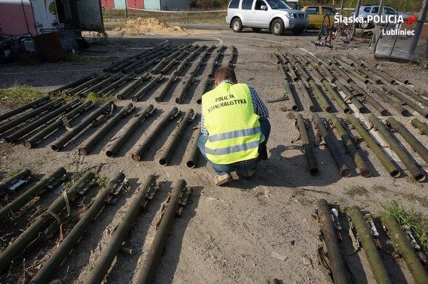Arsenał znaleziony na terenie posesji w Lublińcu /Policja
