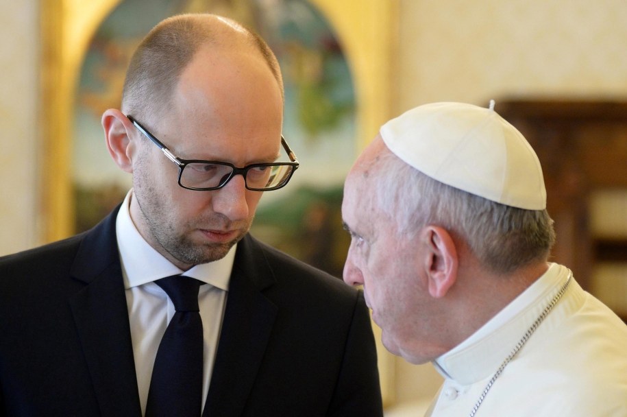 Arsenij Jaceniuk i papież Franciszek //VINCENZO PINTO / POOL /PAP/EPA