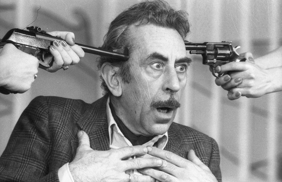 arszawa 04.1985. Teatr Kwadrat (scena Teatru na Woli). Spektakl Pierre'a Chesnota pt. "Czarujący Łajdak" w reżyserii Jana Kobuszewskiego.  Jan Kobuszewski jako Franciszek Dumoulin. /Zbigniew Matuszewski /PAP