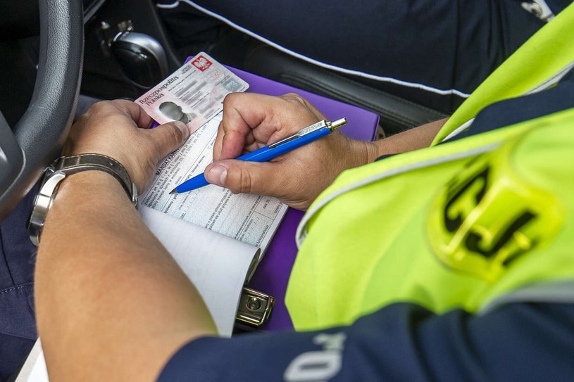 Art. 60 ustawy Pord daje policjantowi możliwość ukarania kierowcy mandatem do 500 zł /Stanisław Bielski/Reporter /East News