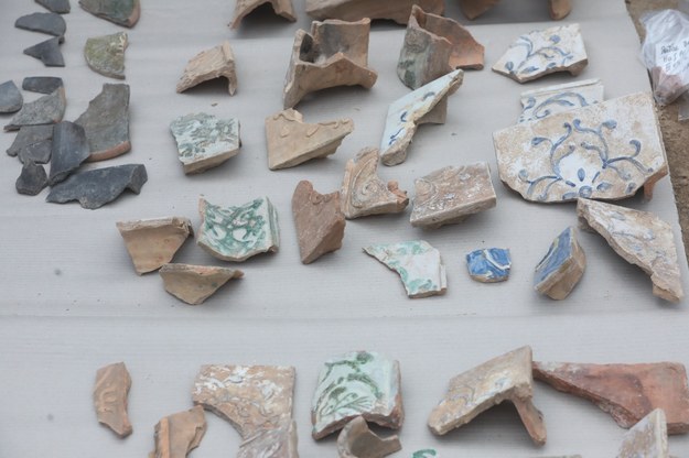 Artefakty znalezione podczas badań archeologicznych na dziedzińcu Pałacu Branickich w Białymstoku /Artur Reszko /PAP