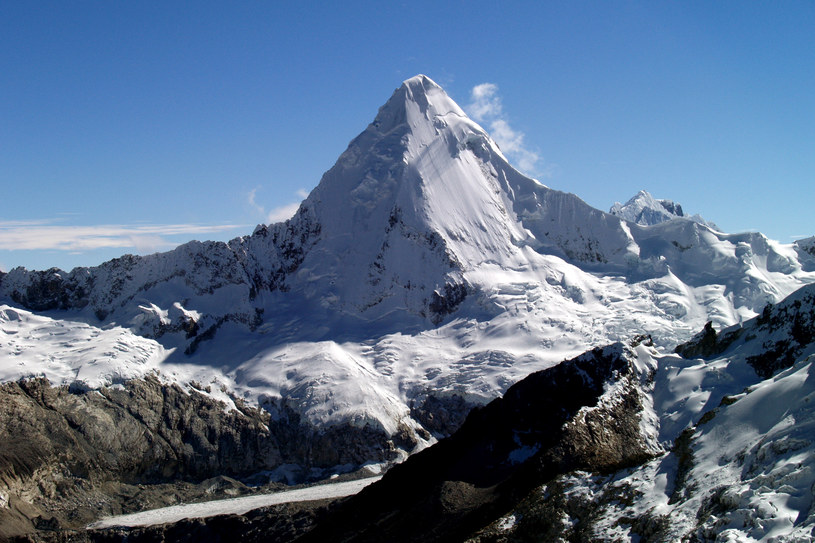 Artesonraju - piękny szczyt znajduje się w peruwiańskich Andach /Wikimedia Commons /domena publiczna