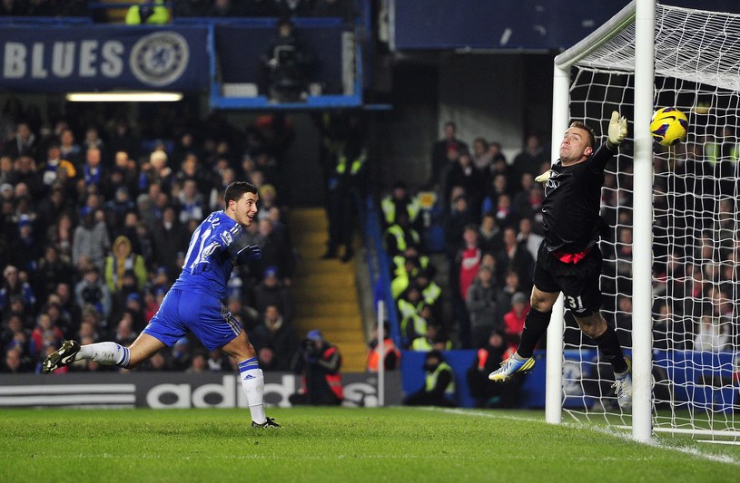 Artur Boruc (Southampton FC) interweniuje po strzale piłkarza Chelsea Edena Hazarda /AFP