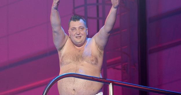 Artur Kraśko trenuje przed ćwierćfinałem "Celebrity Splash" - fot. WBF /Polsat