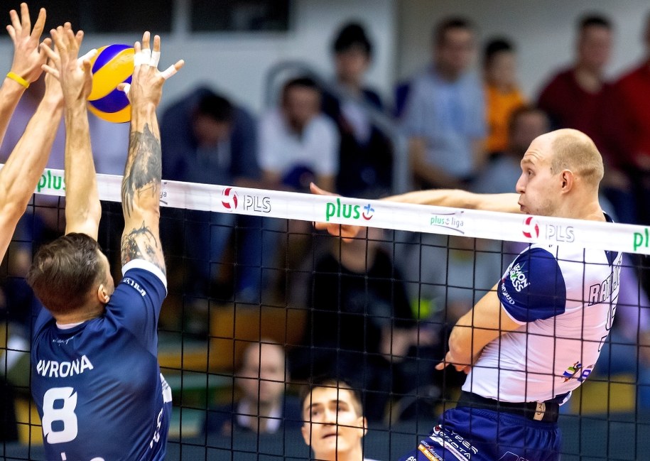 Artur Ratajczak w ataku podczas spotkania MKS-u Będzin i ONICO Warszawa / 	Andrzej Grygiel    /PAP