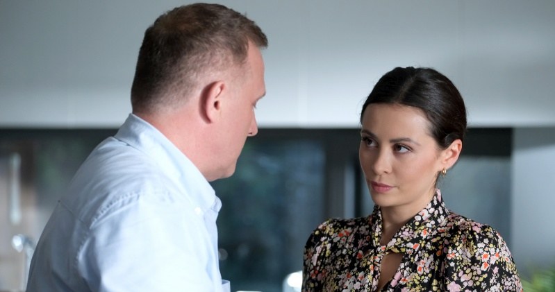 Artur (Robert Moskwa) jest zafascynowany Joanną  (Dominika Sakowicz)? /Źródło: AIM