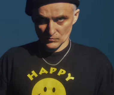 Artur Rojek w letnim klimacie. Zobacz teledysk "Pusty" z CatchUp'em i Magierą