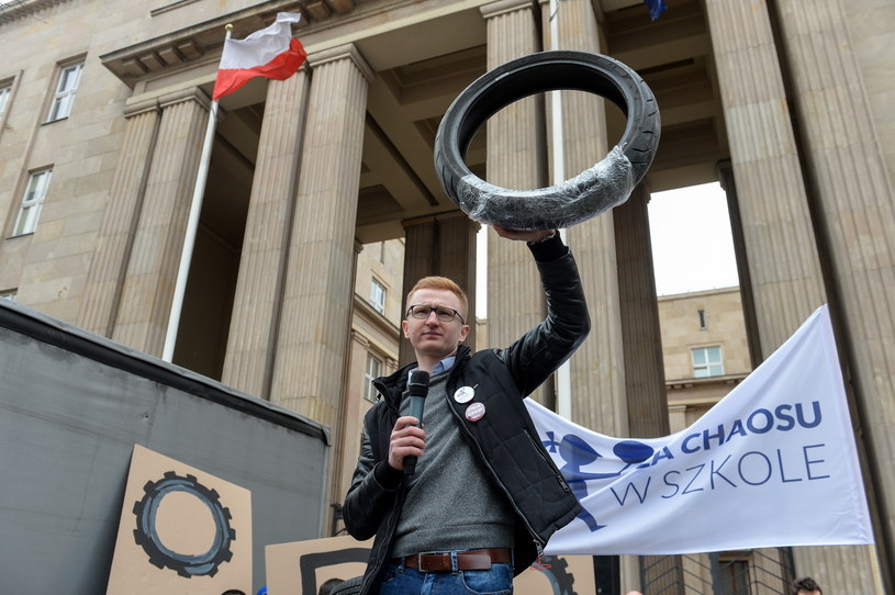 Artur Sierawski podczas "Protestu 100 opon" /Marcin Obara /PAP