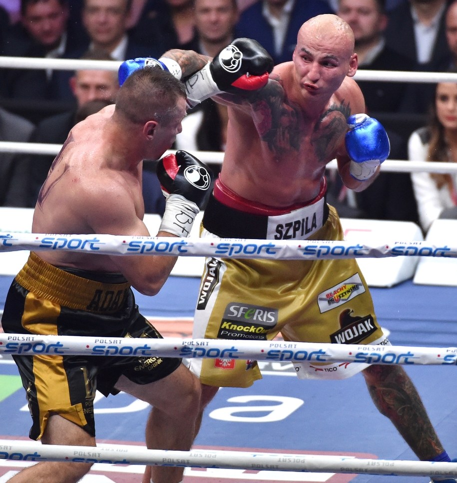 Artur Szpilka i Tomasz Adamek w ringu /Jacek Bednarczyk /PAP