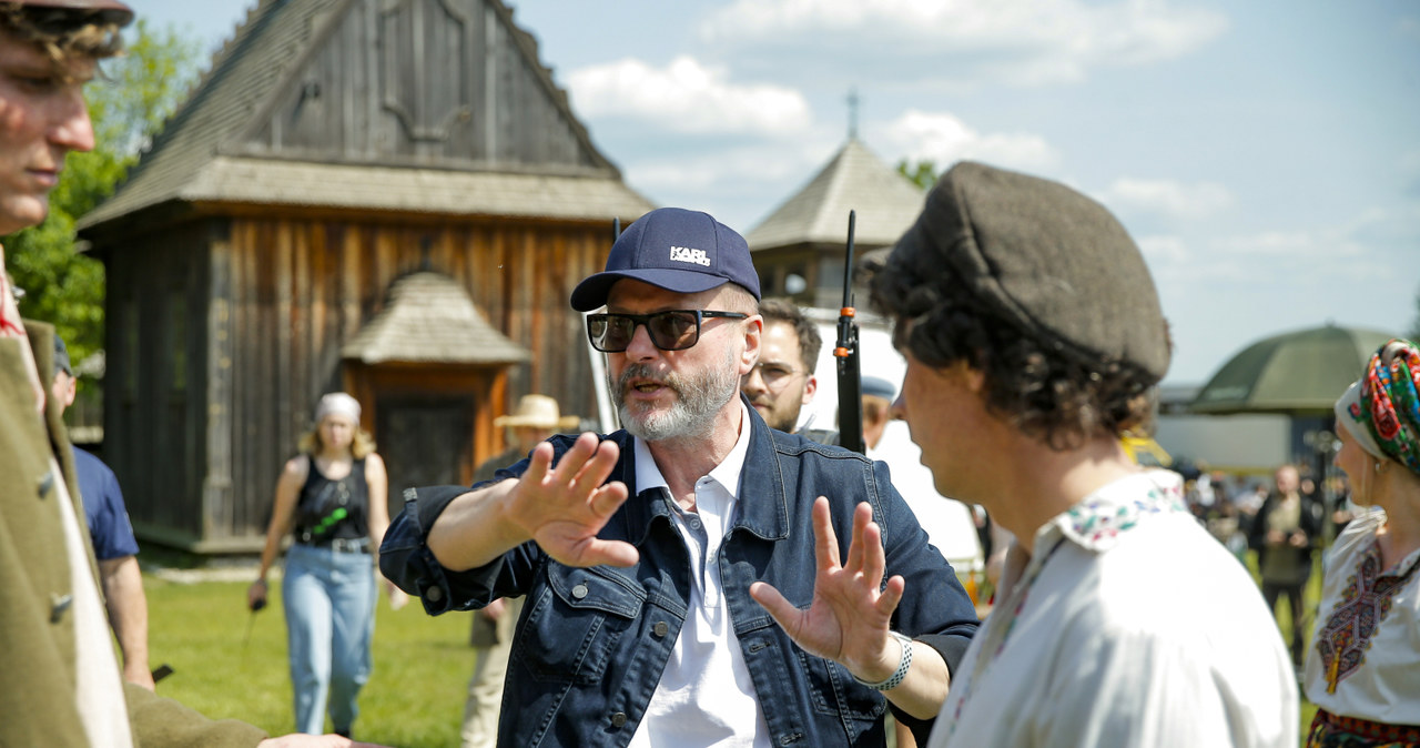 Artur Żmijewski na planie filmu "Sami swoi. Początek" /AKPA