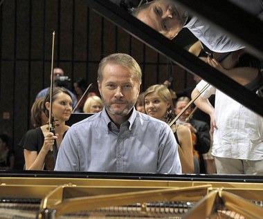 Artur Żmijewski pianistą