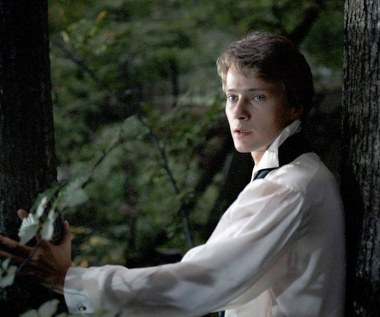 Artur Żmijewski urodził się w Radzyminie. W 1990 roku ukończył Akademię Teatralną im. Aleksandra Zelwerowicza (niegdyś Państwową Wyższą Szkołę Teatralną) w Warszawie. W latach 1989-1991 występował w Teatrze Współczesnym, a następnie w Teatrze Ateneum oraz w Teatrze Scena Prezentacje. Najdłużej związany był z Teatrem Narodowym (1998-2010). Jeszcze przed ukończeniem studiów aktor zagrał swoją pierwszą ważną filmową rolę. Wystąpił w słynnej produkcji Tadeusza Konwickiego "Lawa. Opowieść o "Dziadach" Adama Mickiewicza" (1989).