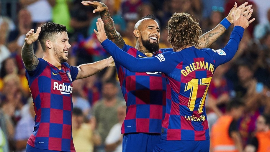 Arturo Vidal cieszy się ze zdobycia bramki w meczu z Realem Betis /ALEJANDRO GARCIA  /PAP/EPA