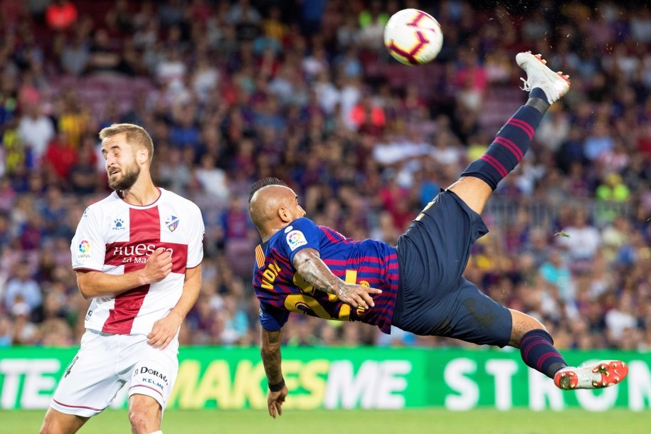 Arturo Vidal z FC Barcelona w czasie akcji (po prawej) /MARTA PEREZ /PAP/EPA