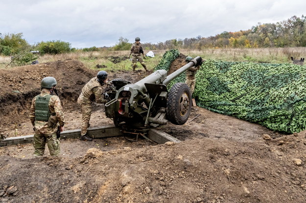Artylerzyści batalionu jednej z brygad Gwardii Narodowej Ukrainy celują z haubicy do rosyjskich najeźdźców /PAP