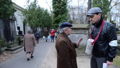 Artyści kwestują na Powązkach
