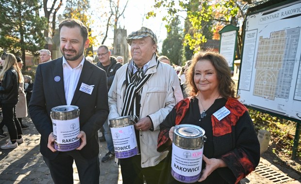 Artyści, politycy, dziennikarze kwestują na Cmentarzu Rakowickim