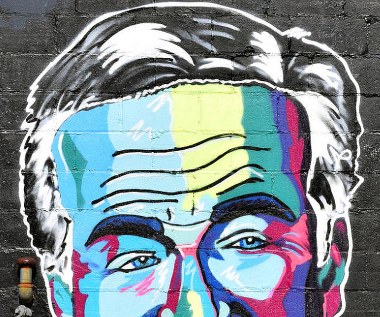 Artysta Efren Andaluz postanowił oddać hołd Robinowi Williamsowi dedykując mu autorski mural w Nowym Jorku.

"Patrząc na świat widzisz, jak przerażający potrafi czasami być i wciąż próbujesz walczyć z tym strachem. Komedia może pomóc sobie z nim poradzić, powoduje, że nie czujesz się nim sparaliżowany. Dzięki niej możesz wypędzić demony i sobie z nimi poradzić. To właśnie robię, kiedy gram" - mówił Williams w jednym z wywiadów.