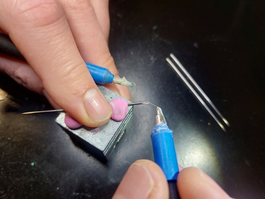 Artysta sam musiał zbudować narzędzia, by stworzyć mikrozoo /Max Willcock/Bournemouth News/Sh Rex Features/East News /East News