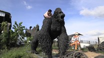 Artysta z Kambodży zbudował King Konga ze starych opon