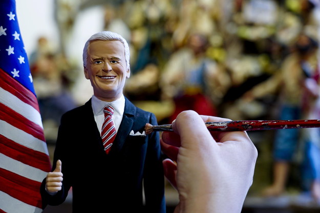 Artysta z Neapolu tworzy figurkę Joe Bidena po wyborach prezydenckich w USA /CIRO FUSCO /PAP/EPA