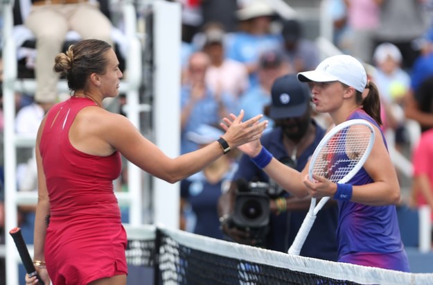 Aryna Sabalenka i Iga Świątek po meczu w Cincinnati (sierpień 2024) /Mark Lyons /PAP/EPA