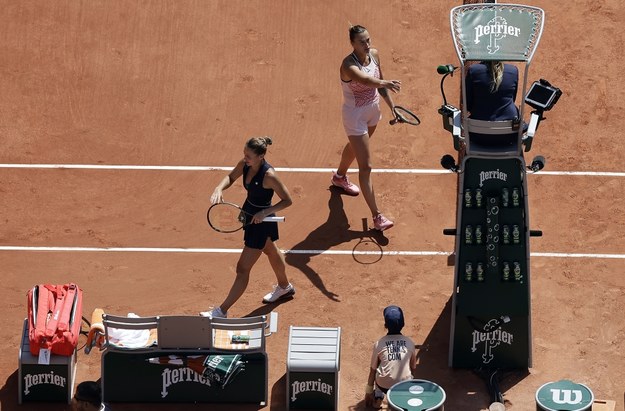Aryna Sabalenka i Marta Kostyuk po meczu 1 rundy French Open /PAP/EPA/CHRISTOPHE PETIT TESSON /PAP/EPA