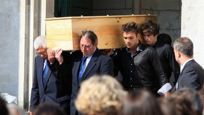 Arystokrata, który z zimną krwią zastrzelił żonę i czworo dzieci, wciąż na wolności