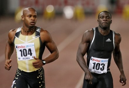 Asafa Powell (z lewej) /AFP