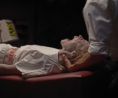 Ashley Bell w scenie z filmu "Ostatni egzorcyzm. Część 2"