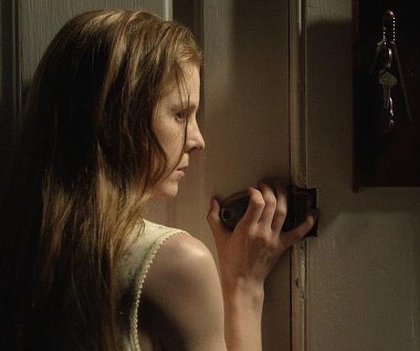 Ashley Bell w scenie z filmu "Ostatni egzorcyzm. Część 2"