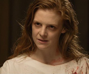 Ashley Bell w scenie z filmu "Ostatni egzorcyzm. Część 2"