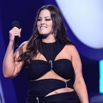 Ashley Graham eksponuje krągłości w obcisłych legginsach. Fani: „Zjawiskowa kobieta”