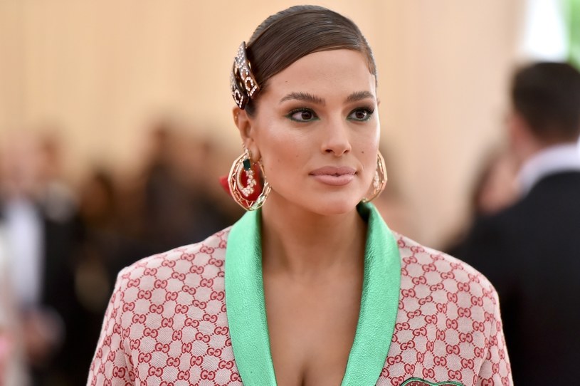 Ashley Graham na w mediach społecznościowych robi relacje z  treningów /Getty Images