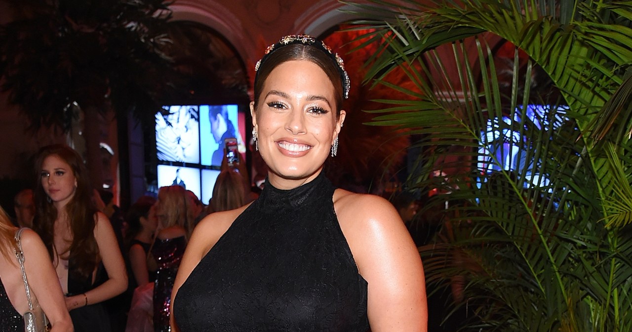 Ashley Graham znowu pozuje nago! Pokazała brzuch w ciąży, fani są wzruszeni  - pomponik.pl