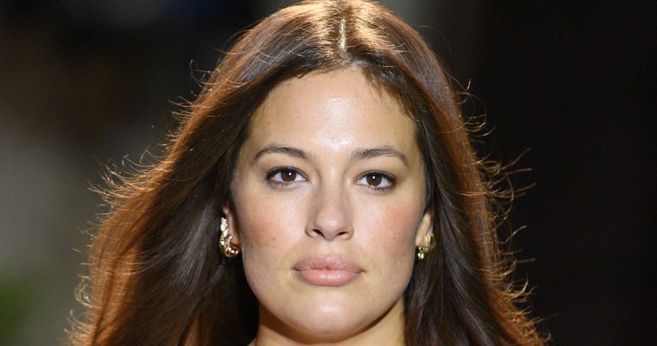 Ashley Graham pokazuje ciążowy brzuszek - pomponik.pl