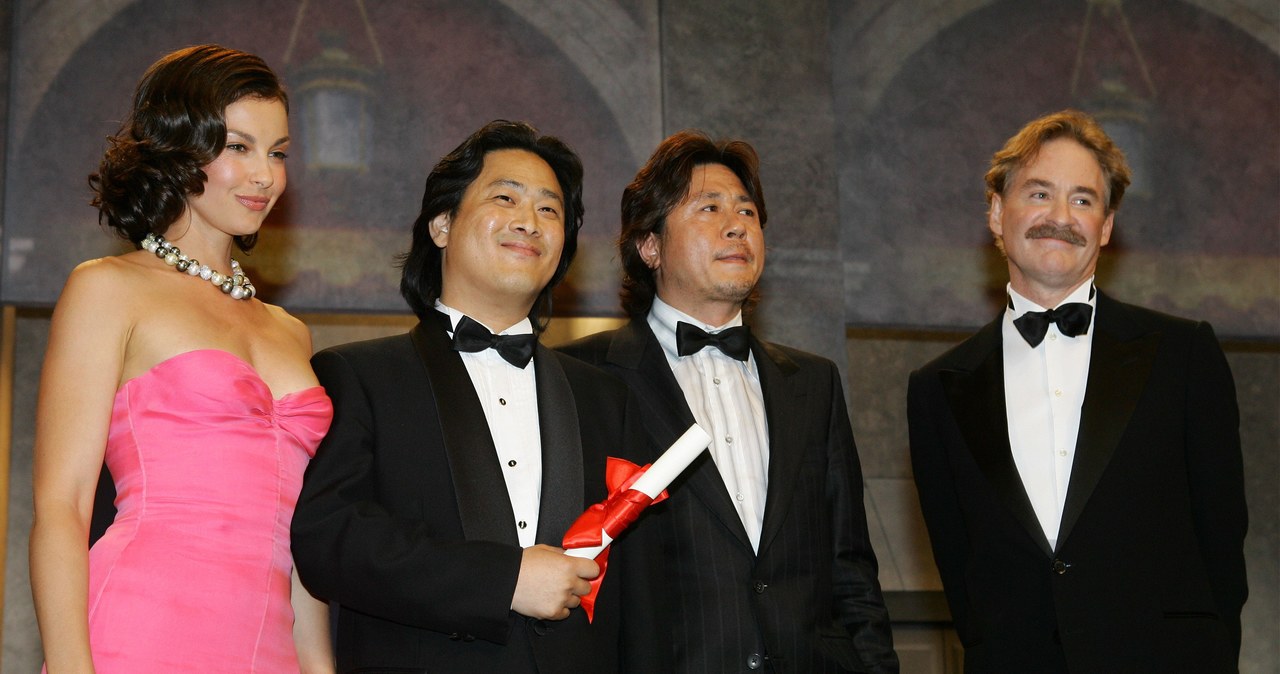 Ashley Judd, Park Chan-Wook, Choi Min-Sik i Kevin Kline podczas ceremonii rozdania nagród w Cannes w 2004 roku /Stephane Cardinale - Corbis / Contributor /Getty Images