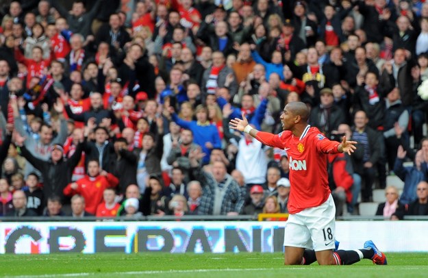 Ashley Young znany jest z tego, że nie zawsze gra fair. Czasem próbuje oszukać sędziego /INTERIA.PL/AFP