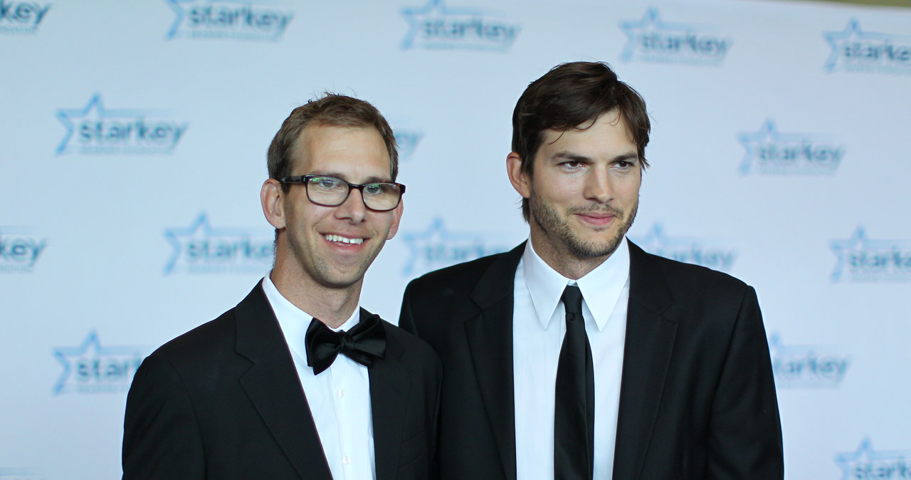 Ashton Kutcher i Michael Kutcher /Adam Bettcher /Getty Images