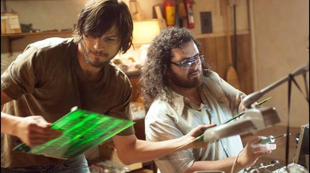 Ashton Kutcher (L) i  Josh Gad (P) w filmie "Jobs" /materiały dystrybutora