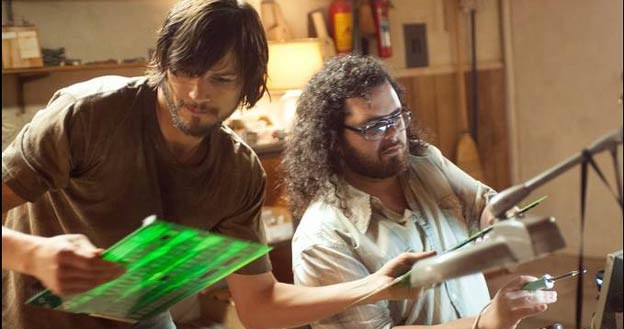 Ashton Kutcher (L) i  Josh Gad (P) w filmie "Jobs" /materiały dystrybutora