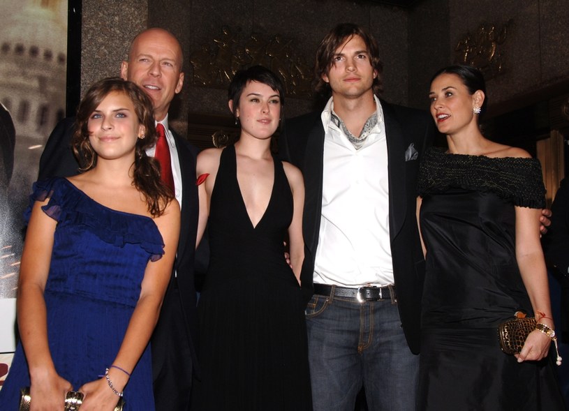 Ashton Kutcher oraz Demi Moore i Bruce Willis z córkami /Andrew H. Walker /Getty Images