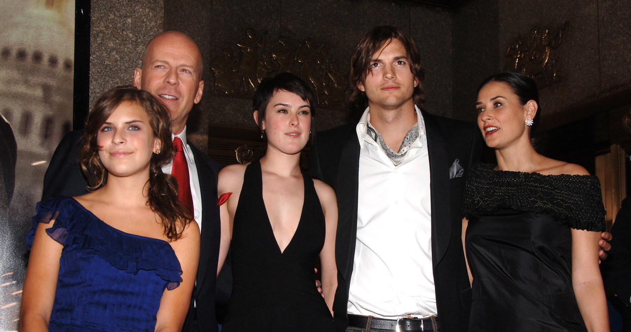 Ashton Kutcher oraz Demi Moore i Bruce Willis z córkami /Andrew H. Walker /Getty Images